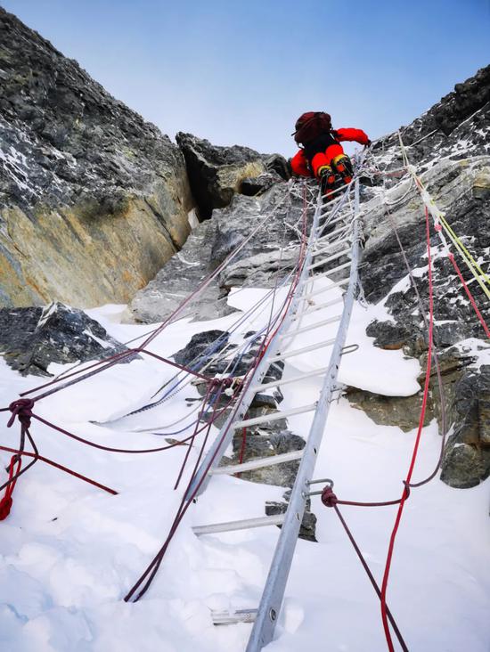5月27日，2020珠峰高程测量登山队正在向珠峰峰顶挺进。新华社特约记者 扎西次仁 摄