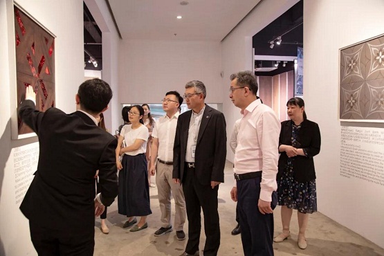 国家工信部副局长何亚琼一行亲临书香门地考察参观