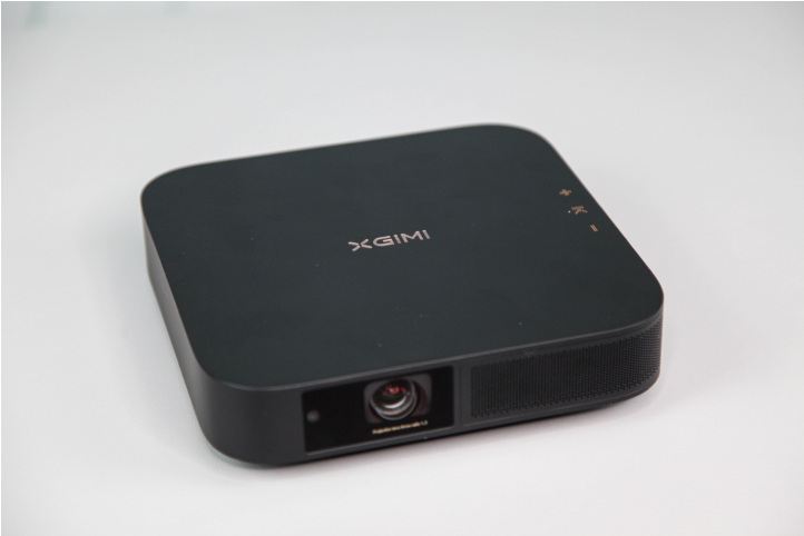 腾讯极光TV联合出品小黄人投影仪&极米Z6X大对比