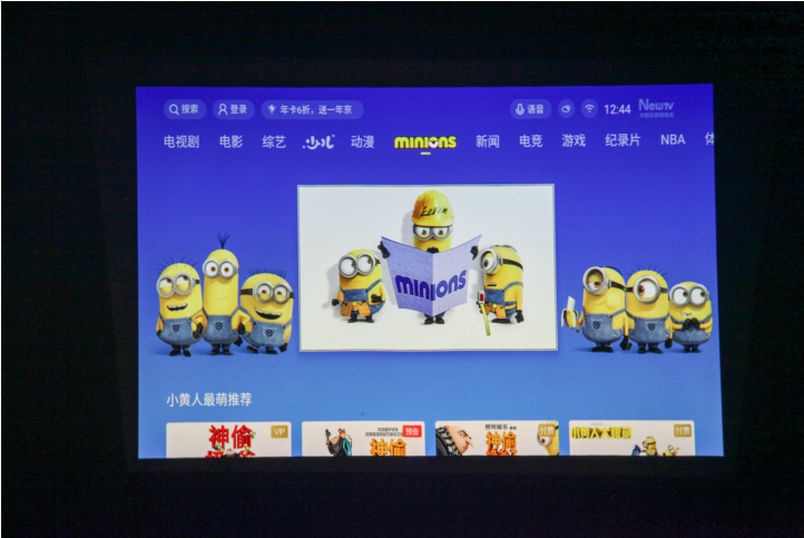 腾讯极光TV联合出品小黄人投影仪&极米Z6X大对比