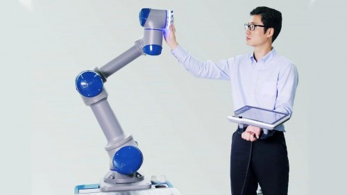 新松协作机器人在检测领域提效，全靠这个“机器人大脑