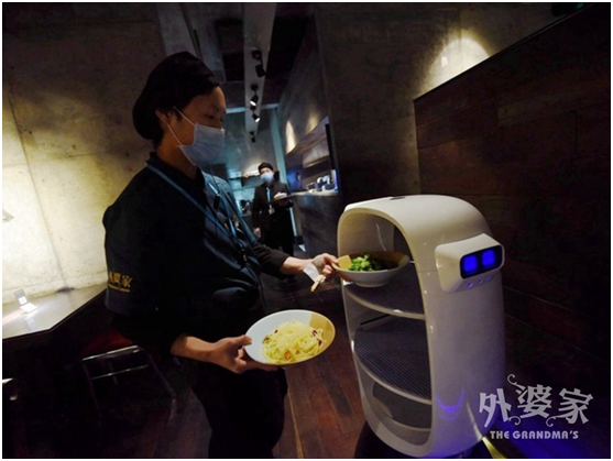 擎朗智能携送餐机器人闪耀第十三届中国商业信息化行业大会