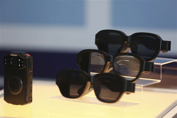 酷派发布国内首款无线超轻AR眼镜：2999元 薄如太阳镜