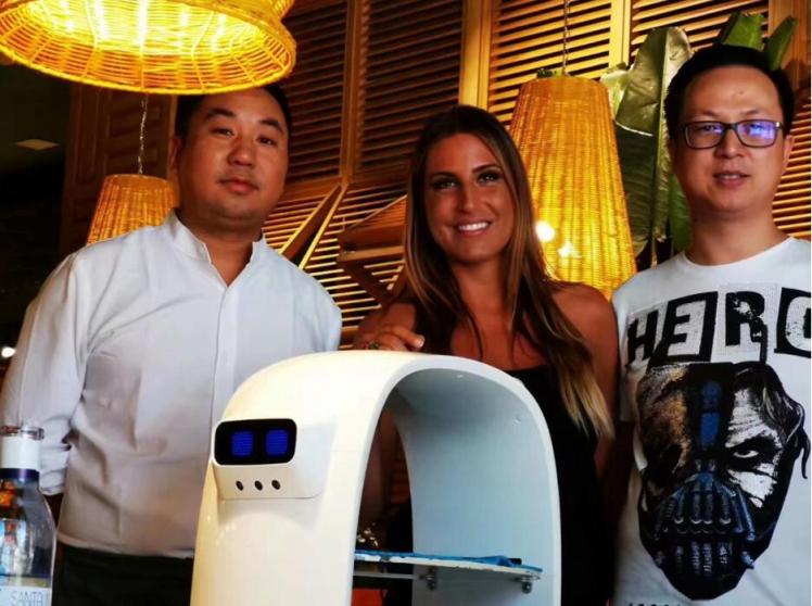 来自中国的送餐机器人抵达西班牙 阻止冠状病毒传播
