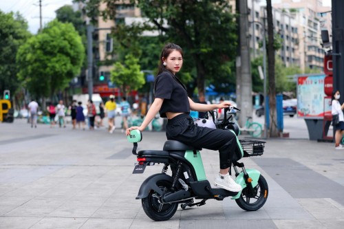 爱玛新品惊呆全行业：不用考驾照就能骑上街的长里程电动车！