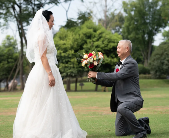 四川邦泰集团用一场浪漫的集体婚礼，见证这五对“新人”的动人爱情！