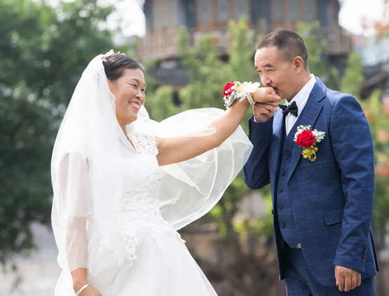 四川邦泰集团用一场浪漫的集体婚礼，见证这五对“新人”的动人爱情！