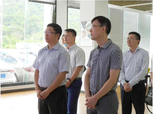 上海张江集团党委书记、董事长袁涛与张江镇党委副书记、镇长王庆率团到西人马泉州公司进行考察
