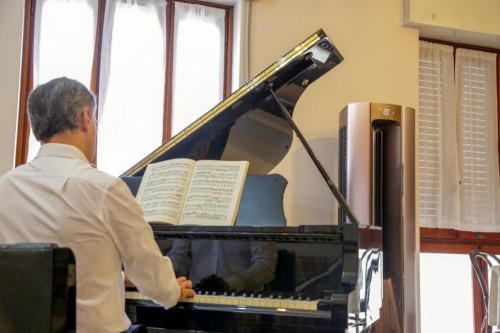 “随手拍”：意大利钢琴家给学生上课，卡萨帝空调默默守护