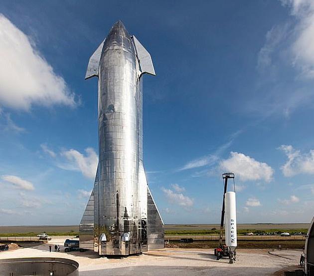 伊隆·马斯克还指出，SpaceX的可重复使用“星舰”火箭将是把他的计划变成现实的关键。他认为，人类可以在两年内乘坐火箭飞行