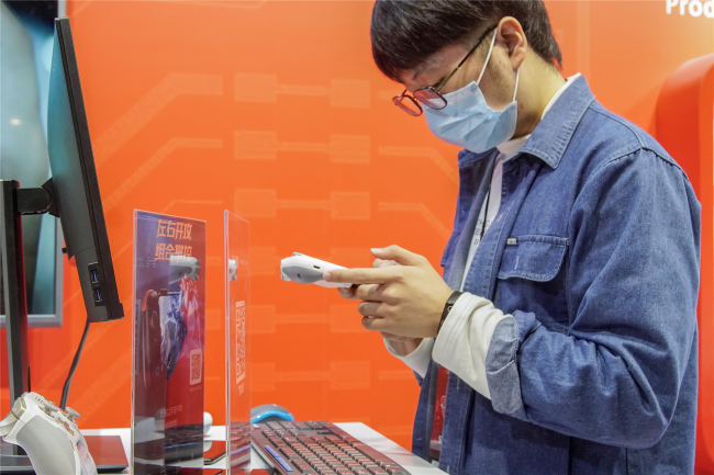 有颜有料 荣耀加冕！北通G2手游手柄荣获2020红棉中国设计奖！