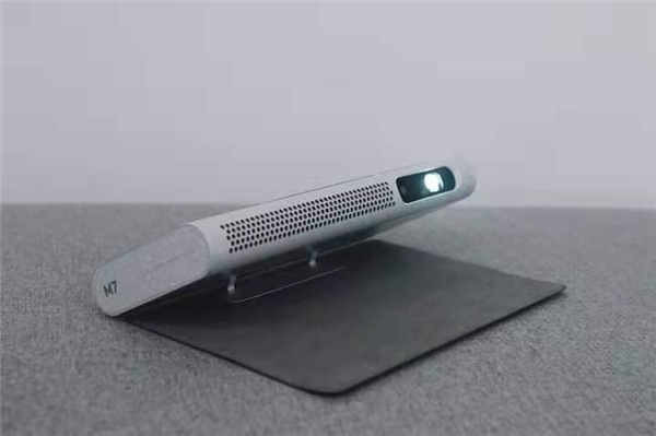 主打便携的坚果M7,非常实用的全场景适配投影仪