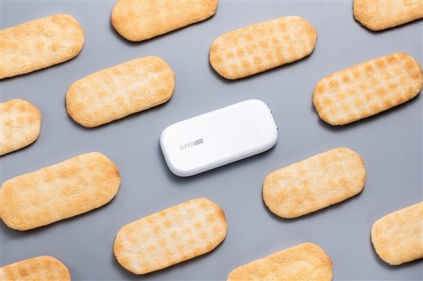OPPO 50W超闪“饼干”充电器