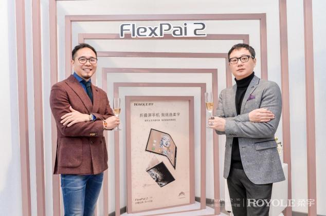 第一部成为艺术品的折叠屏手机：邹操x柔宇联名款FlexPai 2金色尊享版