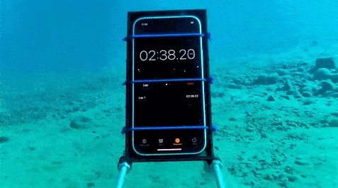 暴力测试？华为Mate40、苹果 iPhone12手机被丢进洗衣机