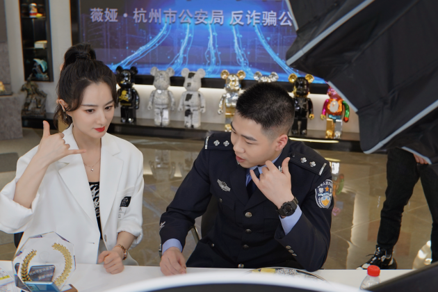 薇娅又获新身份！被杭州警方授予“杭州市反诈骗宣传大使”