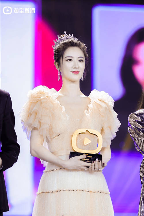 谦寻荣获2021淘宝直播盛典26项大奖，薇娅携团队惊艳亮相红毯