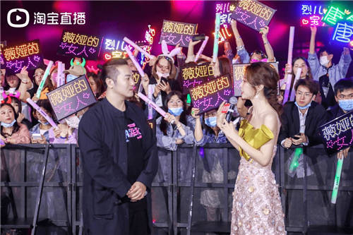 谦寻荣获2021淘宝直播盛典26项大奖，薇娅携团队惊艳亮相红毯