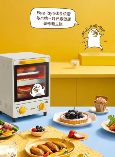 美的x小刘鸭联名烤箱新品首发，呆萌出圈线下烘烤大显身手