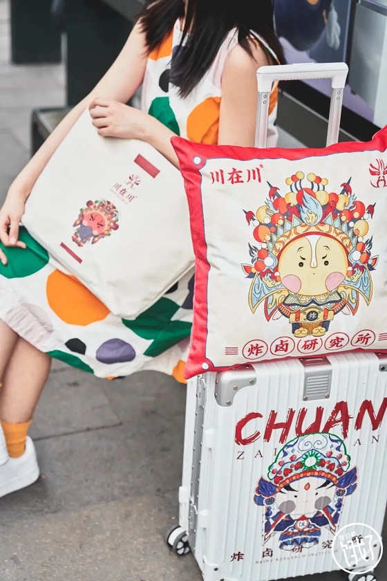 爆火人气炸卤小吃店！川在川是如何做到排队不止的？
