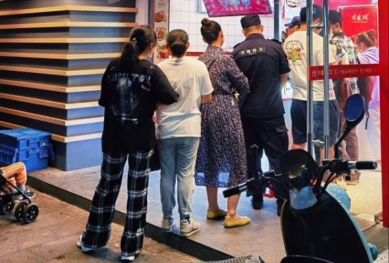 爆火人气炸卤小吃店！川在川是如何做到排队不止的？