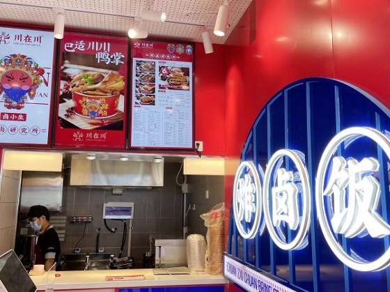 爆火人气炸卤小吃店！川在川是如何做到排队不止的？