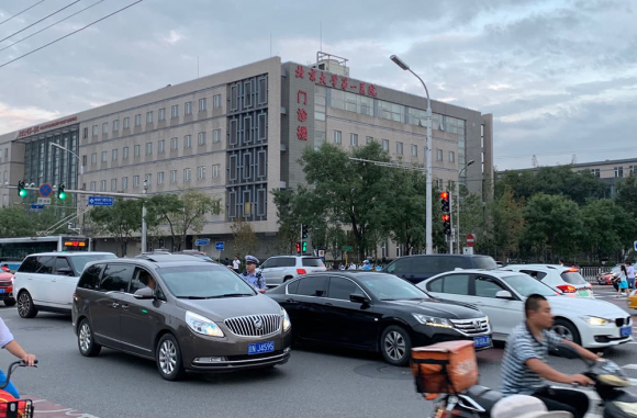 医院停车难成为城市顽疾，车秘科技智慧停车多举措破解