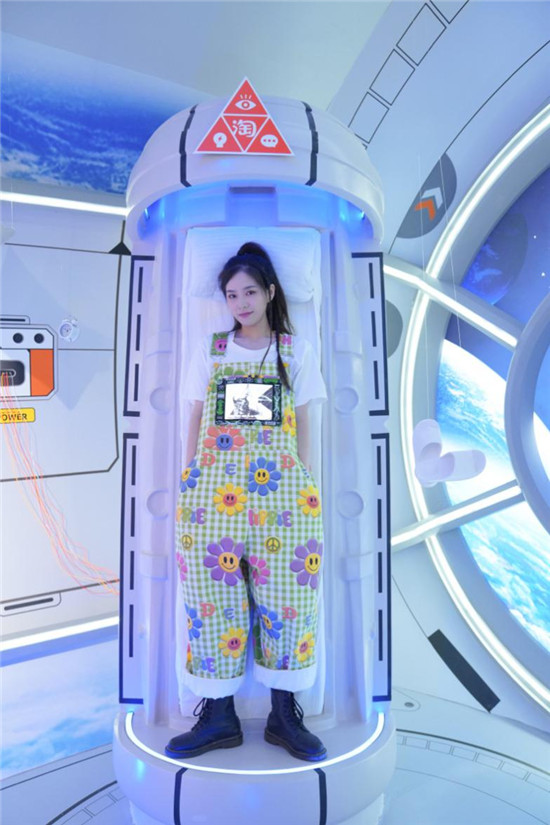 柔宇x D.E.K淘宝造物节联名梦回千禧年，购机大促放“价”一夏！