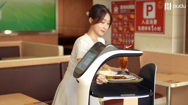吸睛无数，鹤留山连锁餐厅引入普渡送餐机器人