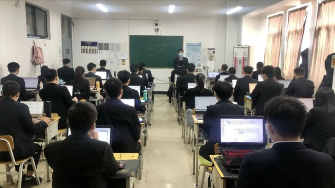 北京八维集团帮助八维学子拓展学习圈、建立成长圈