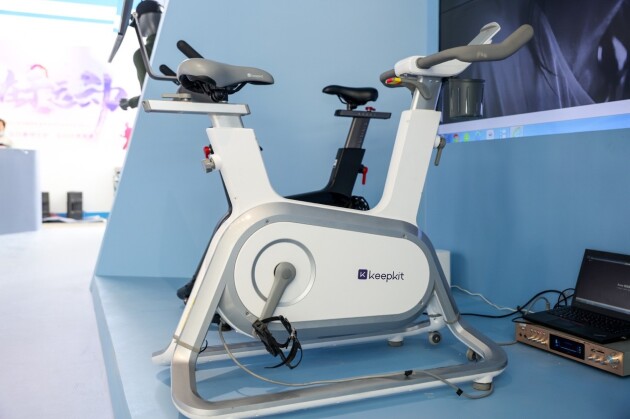 2021服贸会上展出“家庭mini健身房” Keep 智能动感单车引观展者驻足