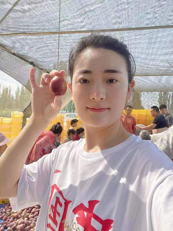 河南姑娘抖音电商创业卖水果，带粉丝跑遍全国原产地