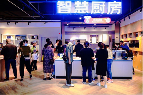 9月30日首家京东MALL正式开业 智能机器人深受萌娃喜爱