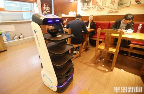 可爱又能干！青岛多家餐厅、商场引用擎朗送餐机器人