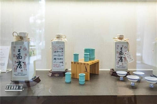 酱酒文化和科技文明的交汇 见甄AI鉴酒盒子落地茅友公社品鉴会