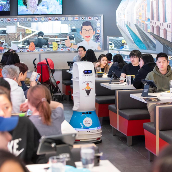 芝加哥首家智能寿司店 擎朗送餐机器人成亮点
