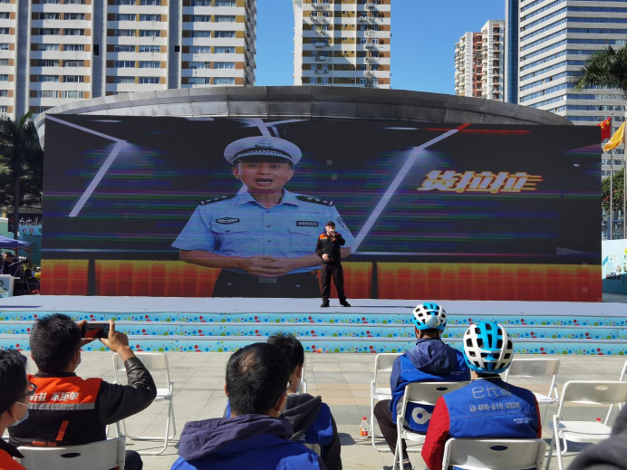 深圳举办“全国交通安全日”主题活动，货拉拉司机代表上台演唱原创歌曲