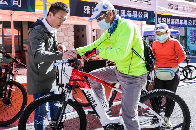 惊艳亮相中国自行车产业大会 雅迪持续引领绿色出行新趋势