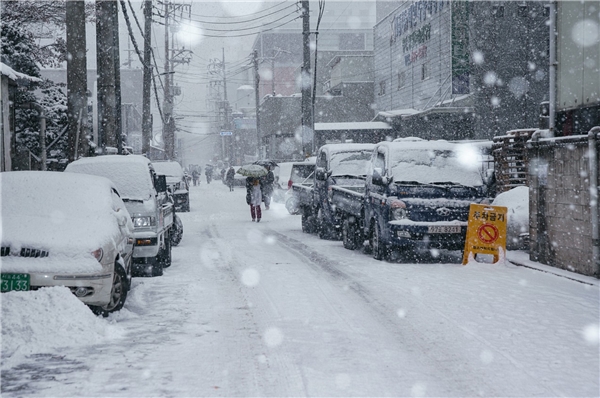 大雪节气将至，雅迪冠能二代E8拉响“冬季续航保卫战”