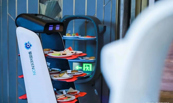 无接触配送进入生活，送餐机器人成餐厅“标配”