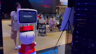 马来西亚KTV复业：智能机器人开启KTV服务新时代
