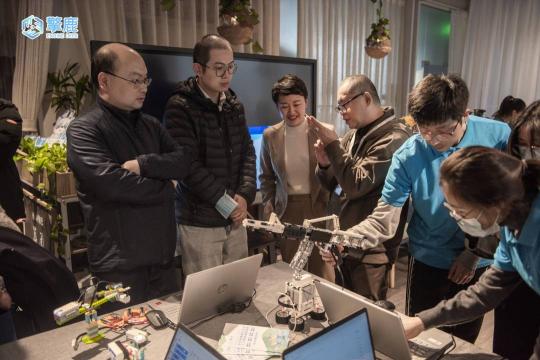 擎鹿交互式人工智能课程系统正式发布