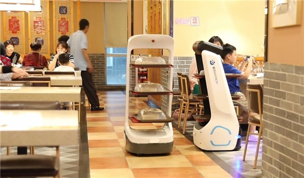 餐饮行业竞争激烈，送餐机器人成获客妙招