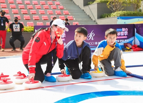 让冰雪释放暖能量 中国下一代教育基金会青少年冰雪运动训练营在慕思“冰”工厂开启