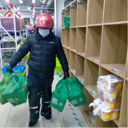 北京降雪  叮咚买菜为小哥准备保暖衣物、红糖姜茶等全套防寒物资
