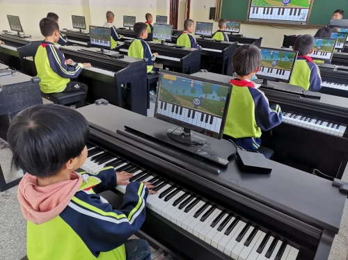 小叶子智能陪练7年，公益AI琴房突破100间！科技创新助力10万乡村儿童开启音乐之路