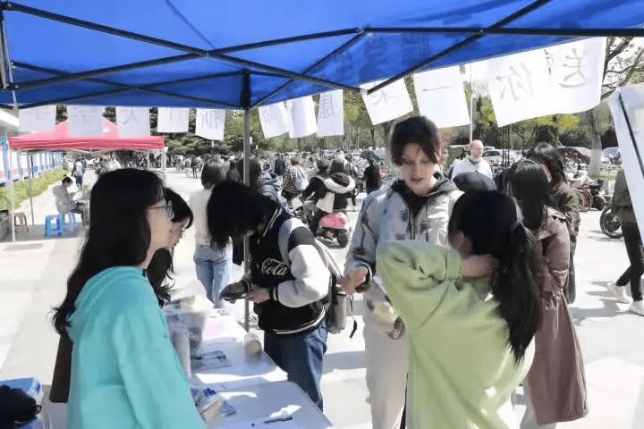 青团社「手工活」，让浙大教授家属和国际友人都举手报名