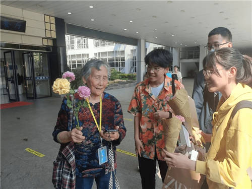 青团社「手工活」，让浙大教授家属和国际友人都举手报名