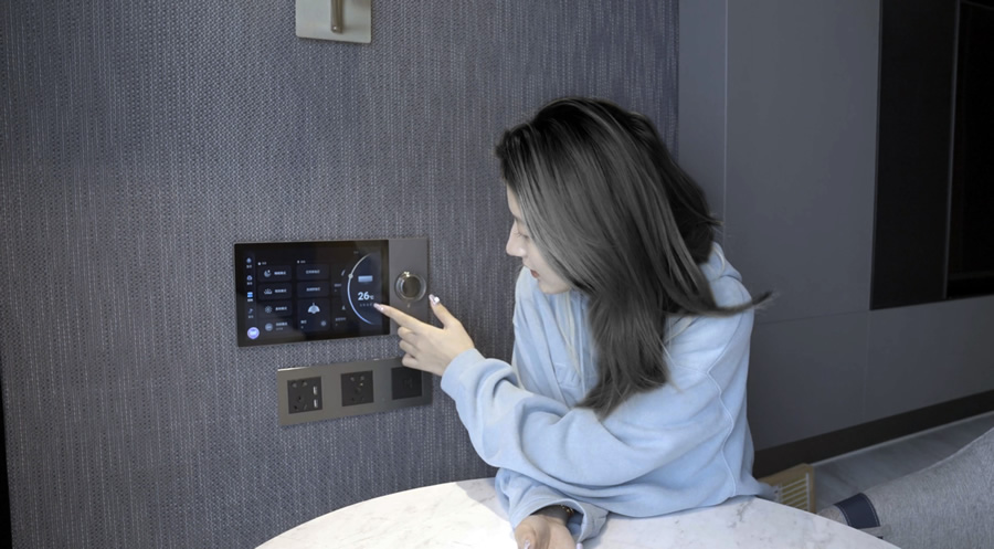 酒店入住者用精灵智能中控面板操控客房设备.jpg