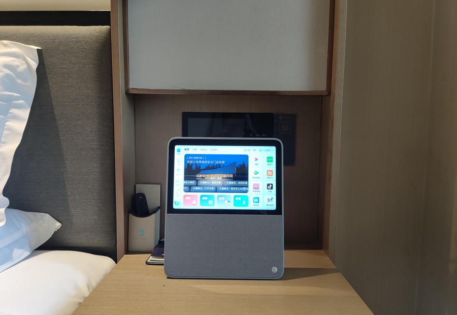 西安坤逸酒店的智能客房服务集成在了酒店版AI音箱里.jpg
